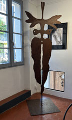 Sculpture dans le virage à Biot village, sculpture femme sur balcon, salle d'expo,sculpture metal village de biot, les Setch, sculpture Biot, Biot village œuvres d'art, sculptures monumentales, galerie d'art cote d'azur