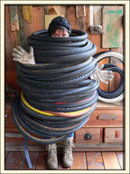 Atataye upcycling-recyclage pneu la vie belt  recycled fashon tire cingomma végan ceinture pneu de vélo recyclé