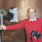 portrait photographe JP Vacherat en studion avec son appareil photo nikon et éclairage de studio cremer devant fond portrait marron