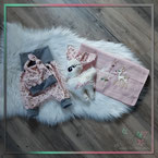 Babygeschenke zur Geburt. Personalisierung mit Name auf der Mullwindel, Babyhose und Halstuch,, Kuscheltier, Reh in handarbeit gefertigt