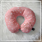 Nackenkissen für Babys mit Name bestickt.