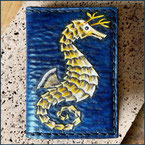 Kartenmäppchen aus punziertem Leder, Seepferdchen gelb blau
