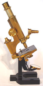 Zeiss-Mikroskop von 1880, ers erlaubte die optische Vergrösserung um bis das 1200-fache