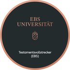weißes Quadrat, darauf schwarzer Kreis mit goldenem Rand, im Kreis die Schriftzüge EBS Universität, Logo, Testamentsvollstrecker (EBS)