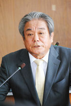 住民投票をめぐる野党の質問に答える外間町長=24日午前、与那国町議会