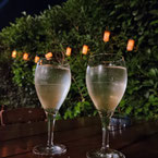 weinglas mit spritzwein, gut gekühlt auf gartentisch beim heurigen