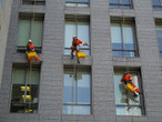 Fensterreinigung am Seil