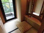 部屋には化粧室もある