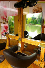 Friseurstuhl im Salon Zeit fürs Haar in Zirndorf / Weiherhof mit Spiegelblick auf den Weiher im Hintergrund