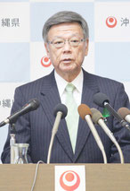 記者会見する翁長知事=13日、県庁