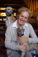 Ihre Gastgeberin mit den Whippets Lisa und Leo