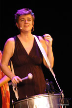 Sophie Sabourin, chanteuse dans le groupe vocal Les Goules Poly, elle est aussi percussioniste et violonceliste