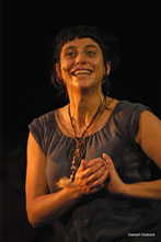 Pascale Rambeau, chanteuse dans le groupe vocal Les Goules Poly, elle est aussi conteuse et accordéoniste dans le duo La Femme aux Os. dans le duo