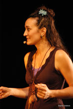 Adeline Fleuriau, membre du groupe vocal Les Goules Poly, danseuse comédienne et peintre décoratrice.