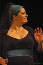 Fanny Rambeau, chanteuse dans le groupes vocal Les Goules Poly, elle est aussi conteuse et clarinetiste dans le duo La Femme aux Os.