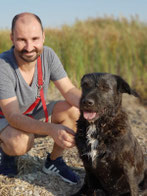 Christian Paschke mit Hund Elli, Tierhalterhaftpflicht und Hundehaftpflichtversicherung in Delitzsch von Paschke & Partner, Hund mit roter Leine