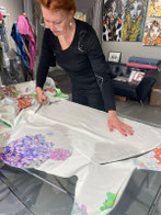 Antje Parra Mora schneidet Bio-Baumwolle zu im Atelier Trendgeschick Frankfurt am Markt 30