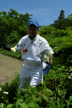 長靴脱げた伊藤さん 着ていたものは泥だらけ