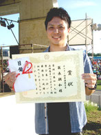ポスター図案公募採用者の翁長朝和さん=3日午後、真栄里公園