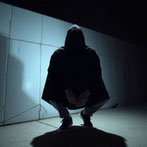 Quels sont les signes faciaux d'agression imminente ?