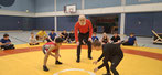 In der Mitte: Trainer Shamatov Kahlilrahkman, vor ihm Ringer von links: Harith Alsaid & Amir Kozeyrev (beide U10)