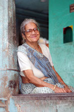 Portrait d'une vielle femme souriant