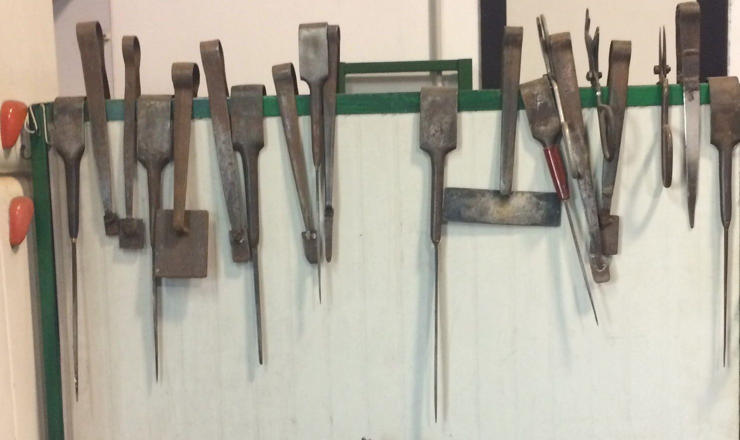 Parete con gli strumenti professionali utilizzati nella lavorazione del vetro di Murano secondo la tradizione veneziana
