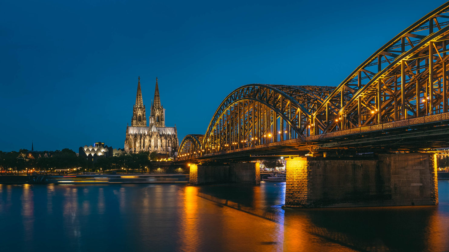 Hohenzollernbrücke und Kölner Dom in der blauen Stunde