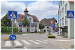 Die Ortsmitte in Flein bei Heilbronn mit dem Alten Rathaus in der Bildmitte. Vor dem Rathaus ist der Verkehrskreisel und man sieht in eine Straße hinein.