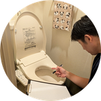 札幌市でトイレ作業の最終チェックを行うフルピカクリーンラボ代表