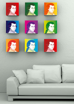 Über einer grauen Couch in der unteren Bildhälfte hängen neun gleiche, aber verschiedenfarbige Cartoon-Portäts von Mozart vor einer grauen Wand.