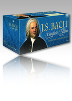 Das Bach-Gesamtwerk in einer blauen CD-Box mit Bachs Brustbild darauf. Die Box spiegelt sich auf dem weißen Hinter- und Untergrund.