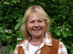 Eine lächelnde Frau mit blonden Haaren.