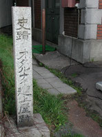 メルヘン交差点-堺町郵便局横