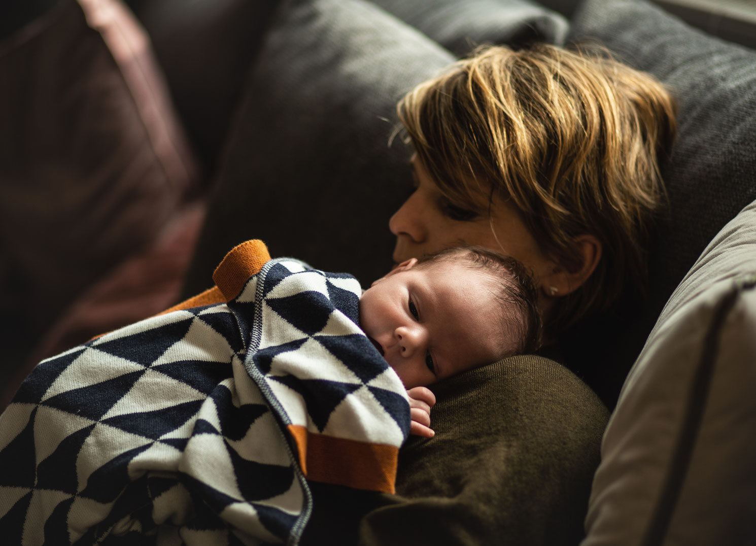 Mama mit Baby schlafen auf Couch in Landshut