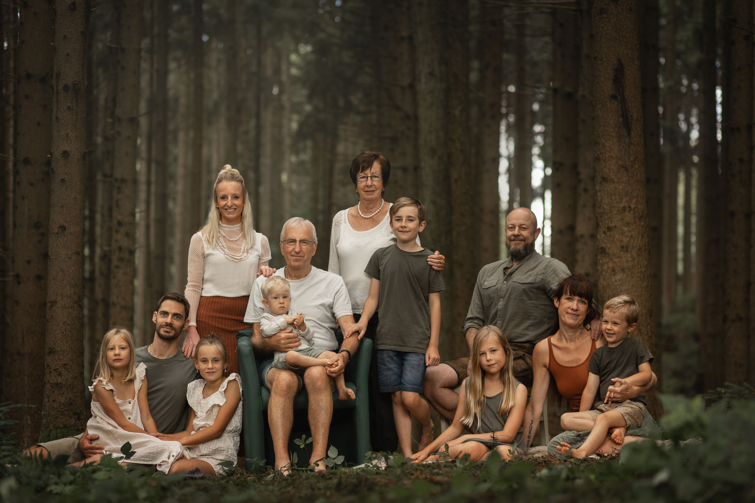 Großfamilie im Wald
