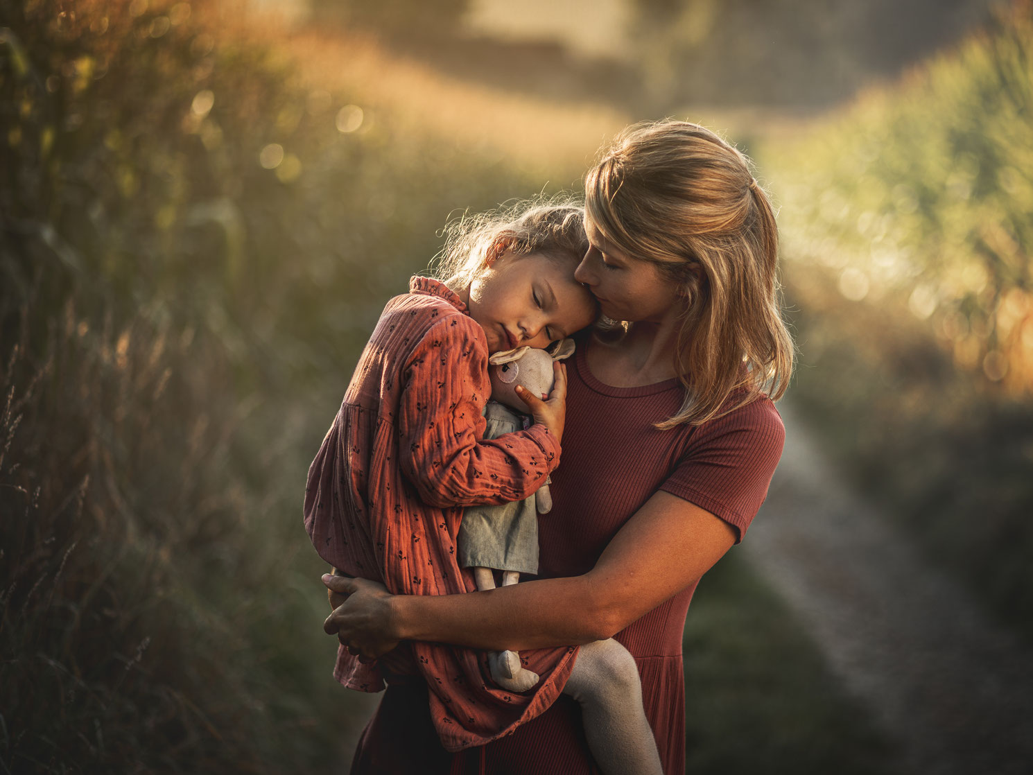 Mama und Kind im Maisfeld