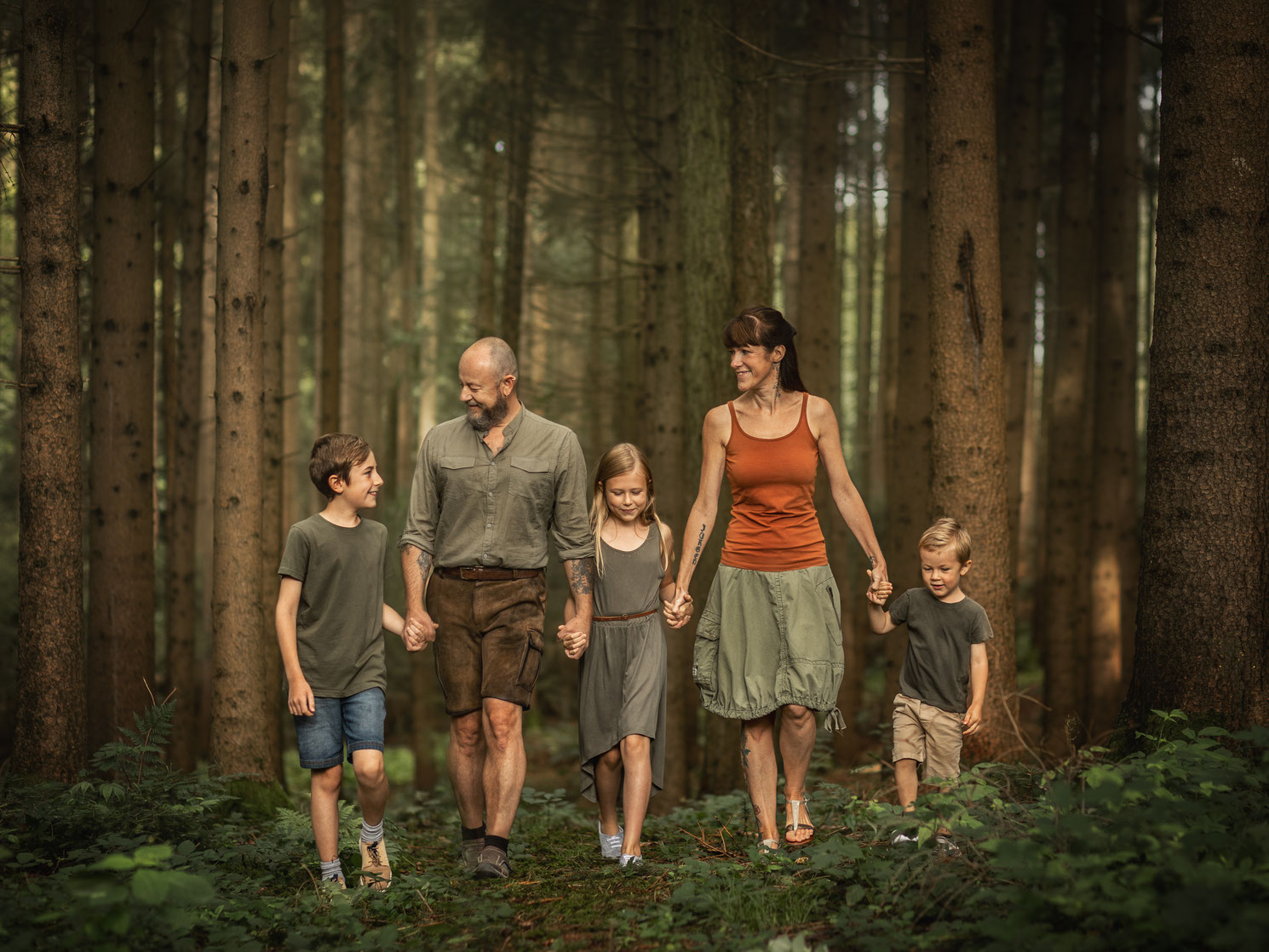 Familie mit Kindern im Wald