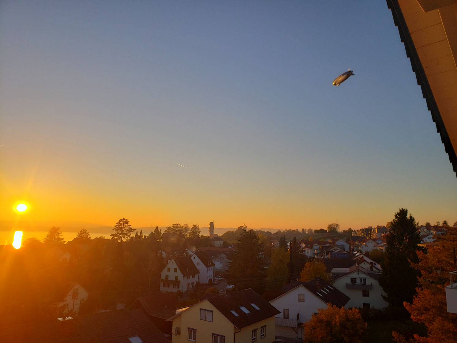 Bild: Sonnenuntergang und Zeppelin vom Balkon der Traumseeblick-Ferienwohnung
