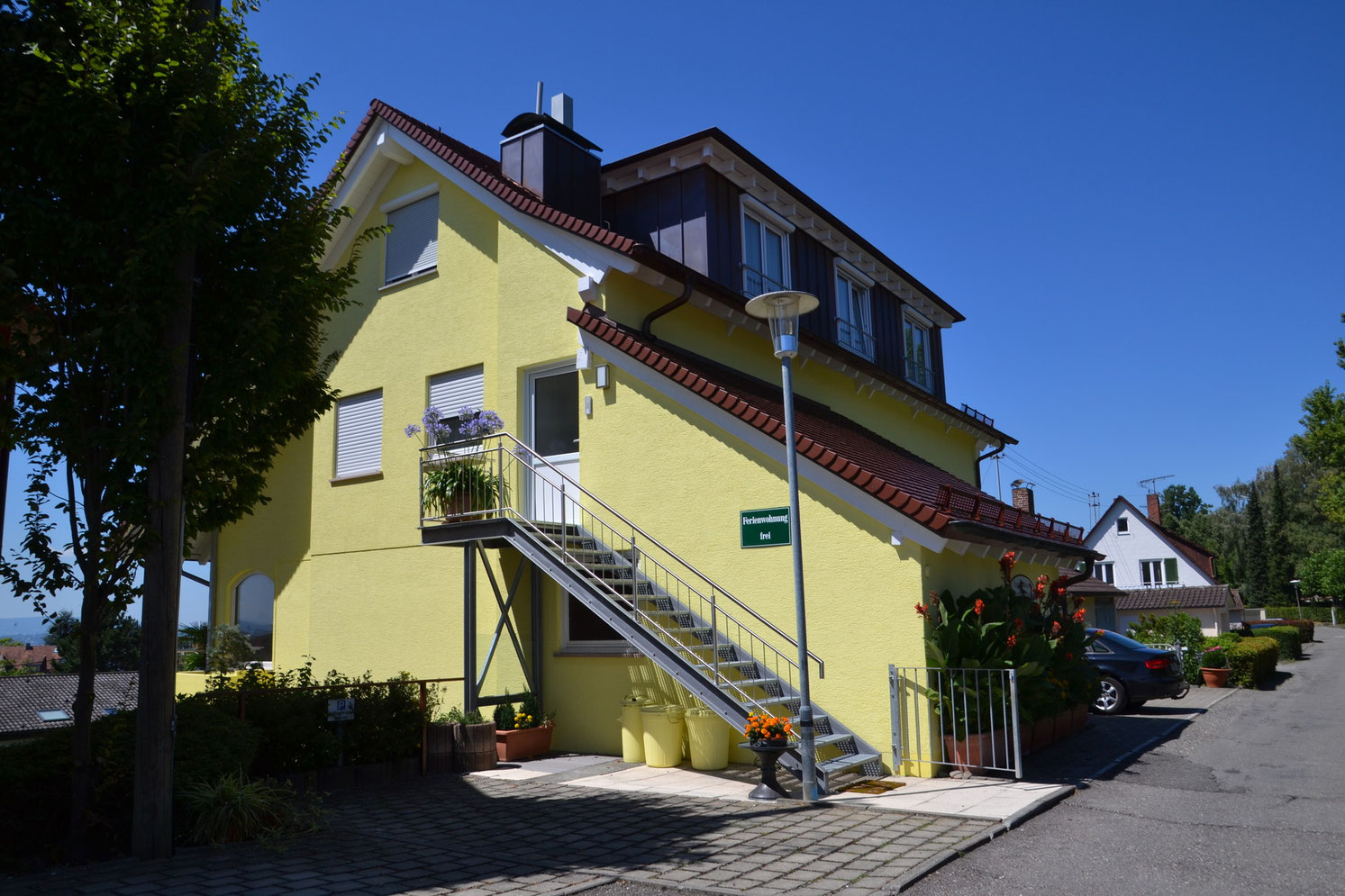 Parkplatz am Haus und separater Eingang zur Traumseeblick-Ferienwohnung in Meersburg am Bodensee