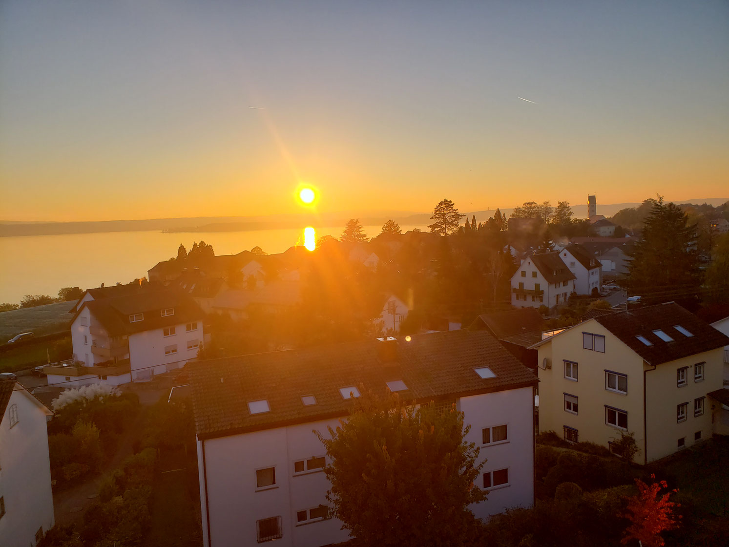 Bild: Sonnenuntergang und Blick zum Hörnle von der Traumseeblick-Ferienwohnung in Meersburg aus
