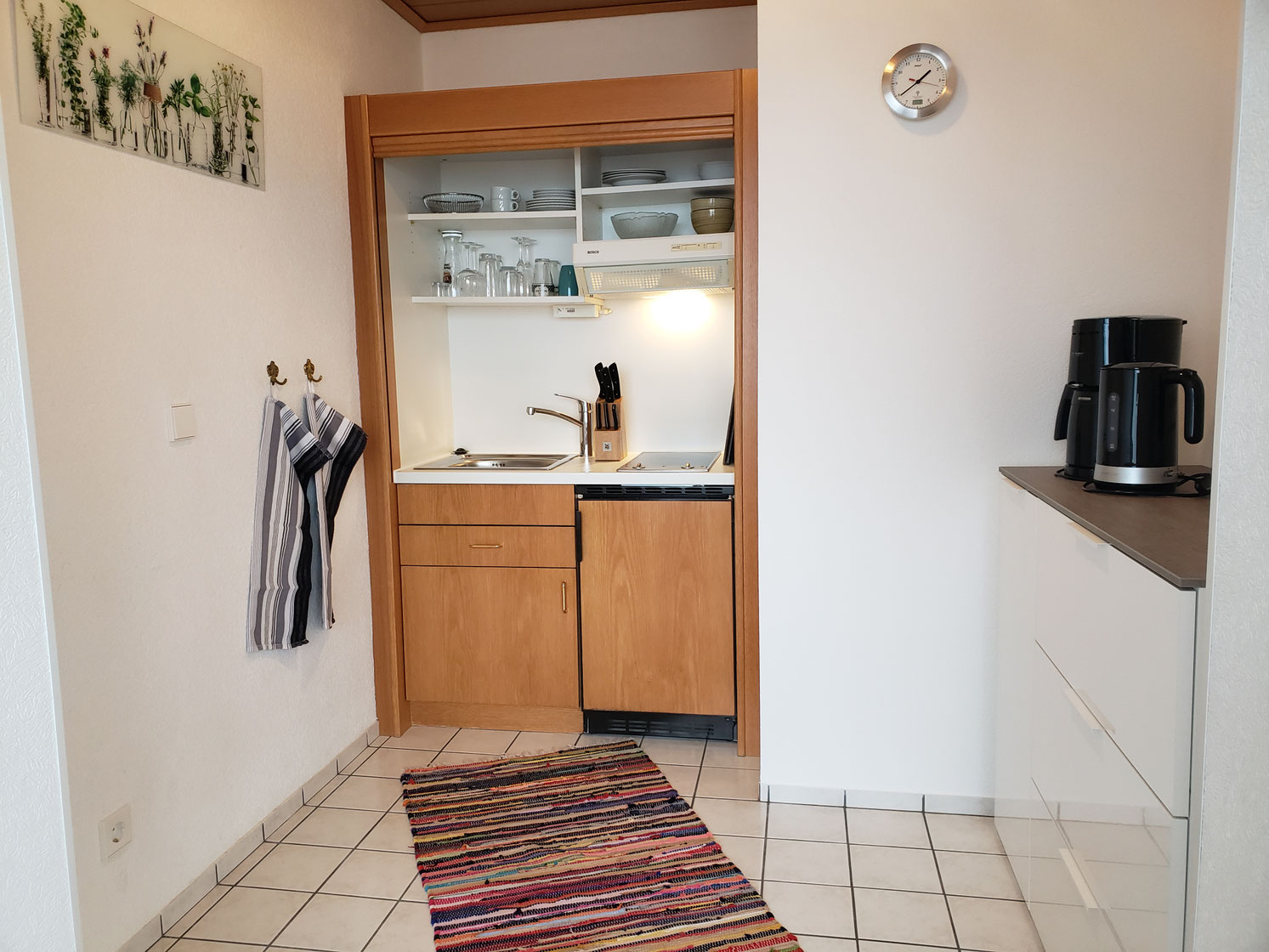 Küchenzeile mit Ceranfeld und Kühlschrank Ferienwohnung 5 im Seegarten in Meersburg