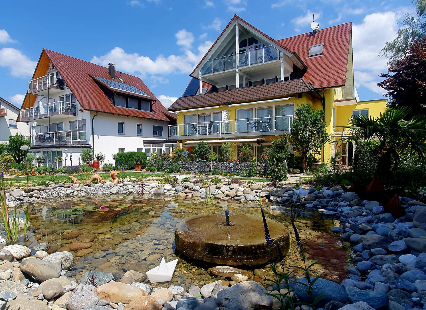 "Gartenteich und Blick auf Haus Melanie in Hagnau"