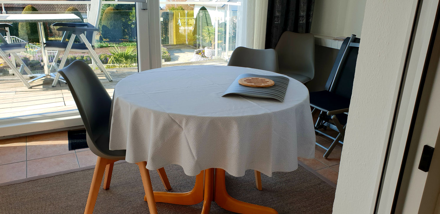 Bild: Ferienwohnungen am Bodensee: Hagnau - Esstisch -  Ferienwohnung 4 im Haus Melanie