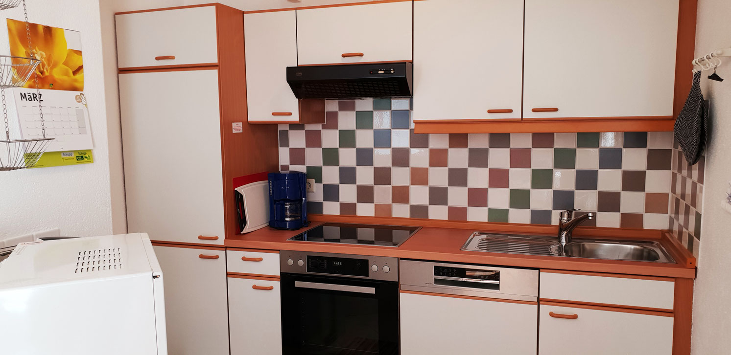 Bild: Küche mit Ceranfeld und Spülmaschine und Backofen Ferienwohnung 4 im Haus Melanie in Hagnau