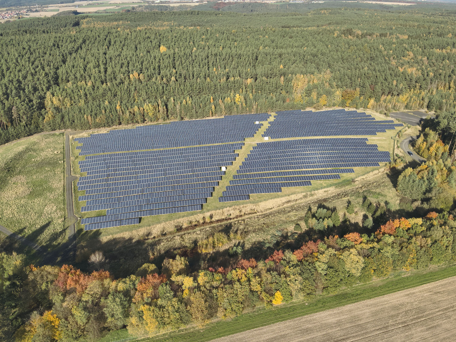 Luftaufnahme eines 3,09-MWp-Solarparks in Thüringen zur Vorbereitung einer thermografischen Inspektion mit der Drohne.