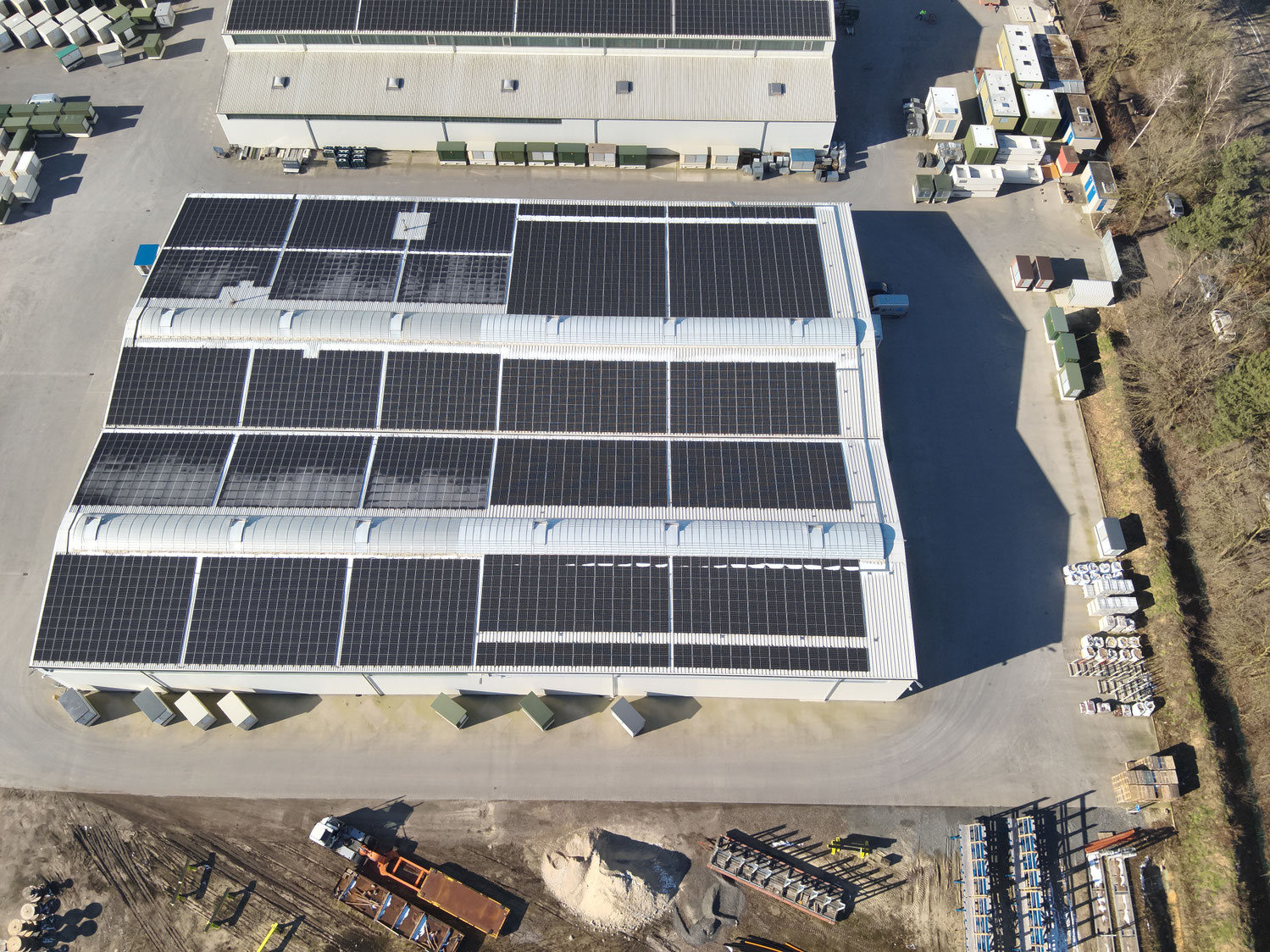 Luftaufnahme einer 775-kWp-Photovoltaikanlage auf drei Industriehallen in Niedersachsen nach der thermografischen Inspektion mit der Drohne.