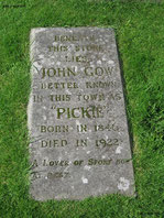 Aber auch Gräber wie dieses Exemplar findet Ihr in Elgin: "John Gow, better known in his town as "Pickie“...