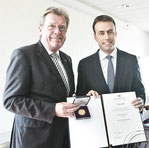 Heinz Peters erhält von Minister Schmid Wirtschaftsmedaille.