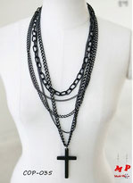 Collier long multi-chaines noires et pendentif croix noire